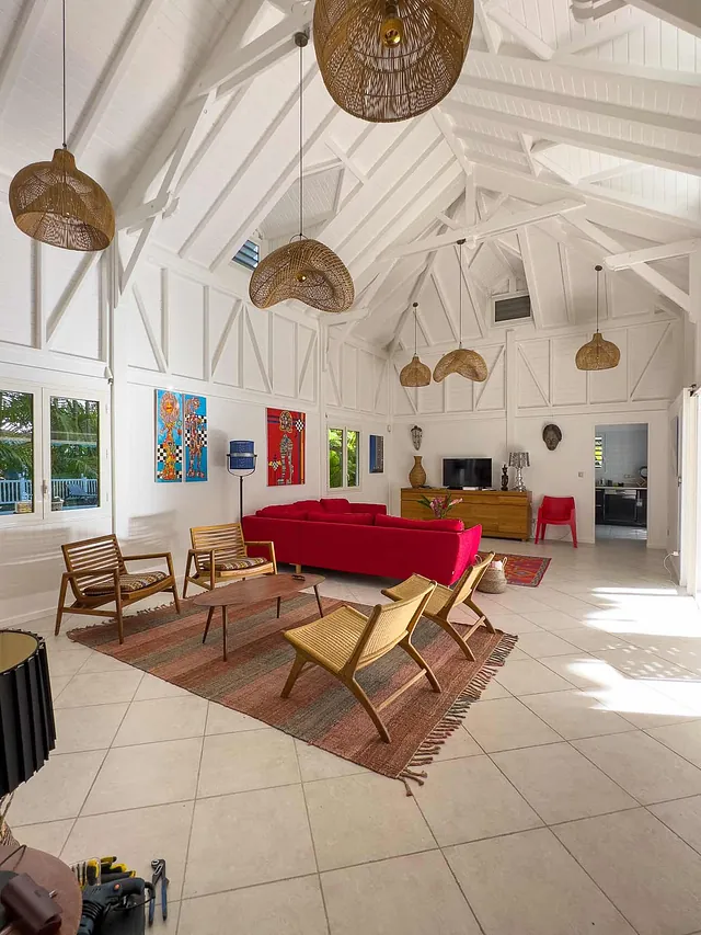 Salon avec télévision et internet dans une villa disponible à la location en Guadeloupe pour 8 personnes 