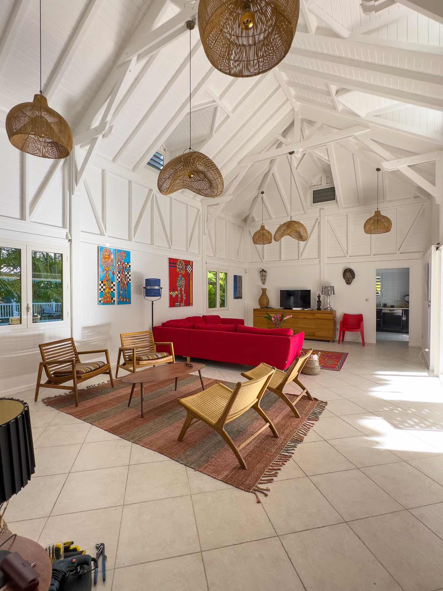Salon avec télévision et internet dans une villa disponible à la location en Guadeloupe pour 8 personnes