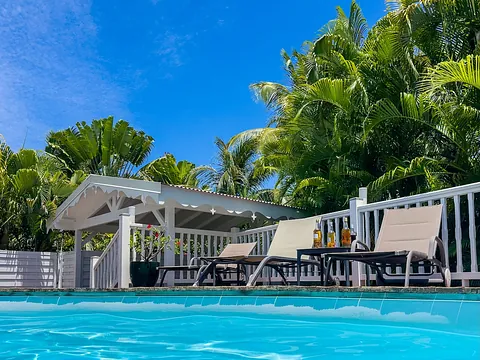 Très belle villa familiale disponible à la location pour vos vacances en Guadeloupe, totalement rénovée avec piscine privée et jacuzzi pour 8 personnes dans un jardin tropical située dans une résidence privée