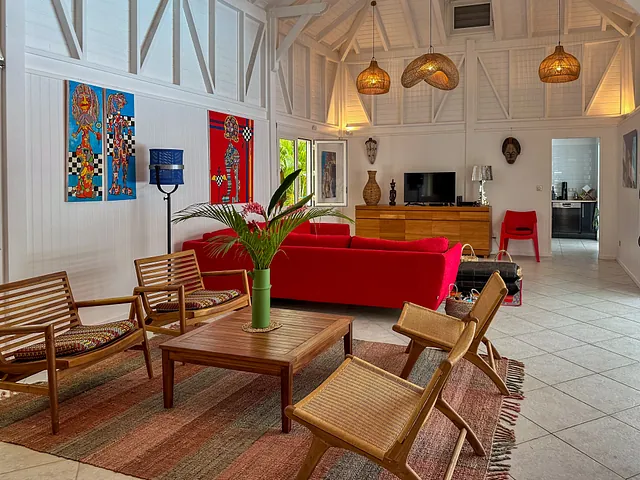 Salon avec télévision et internet dans une villa disponible à la location en Guadeloupe pour 8 personnes 