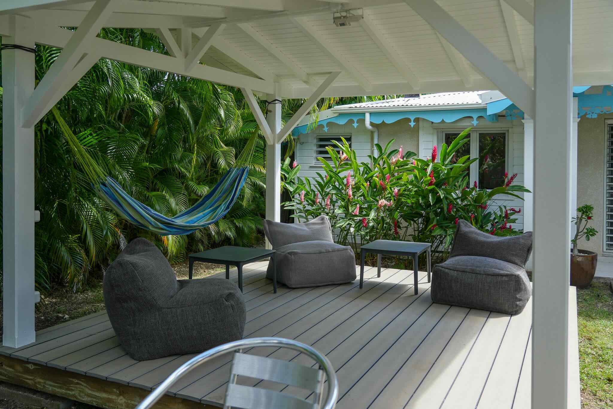 carbet tropical dans Très belle villa familiale disponible à la location pour vos vacances en Guadeloupe, totalement rénovée avec piscine privée et jacuzzi pour 8 personnes dans un jardin tropical située dans une résidence privée