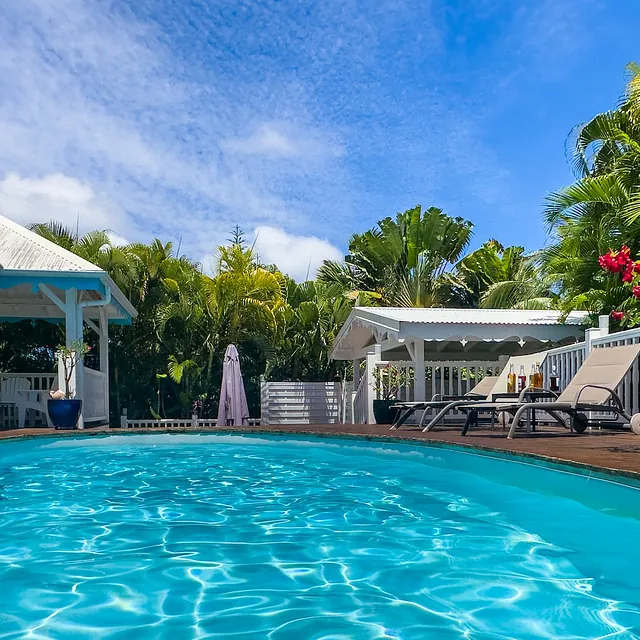 piscine avec sur sur le jacuzzi 
