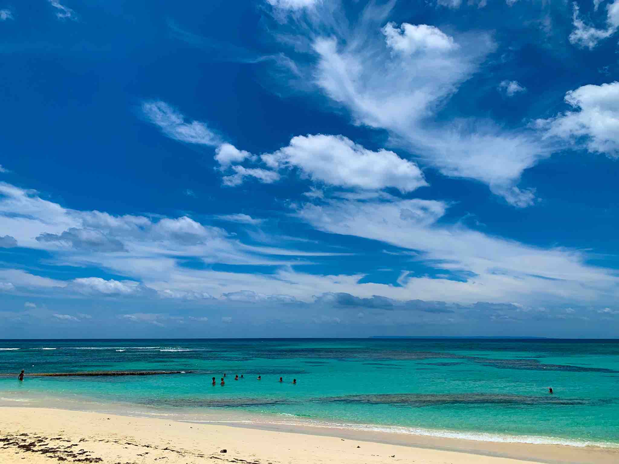 Plage de sable blanc en Guadeloupe