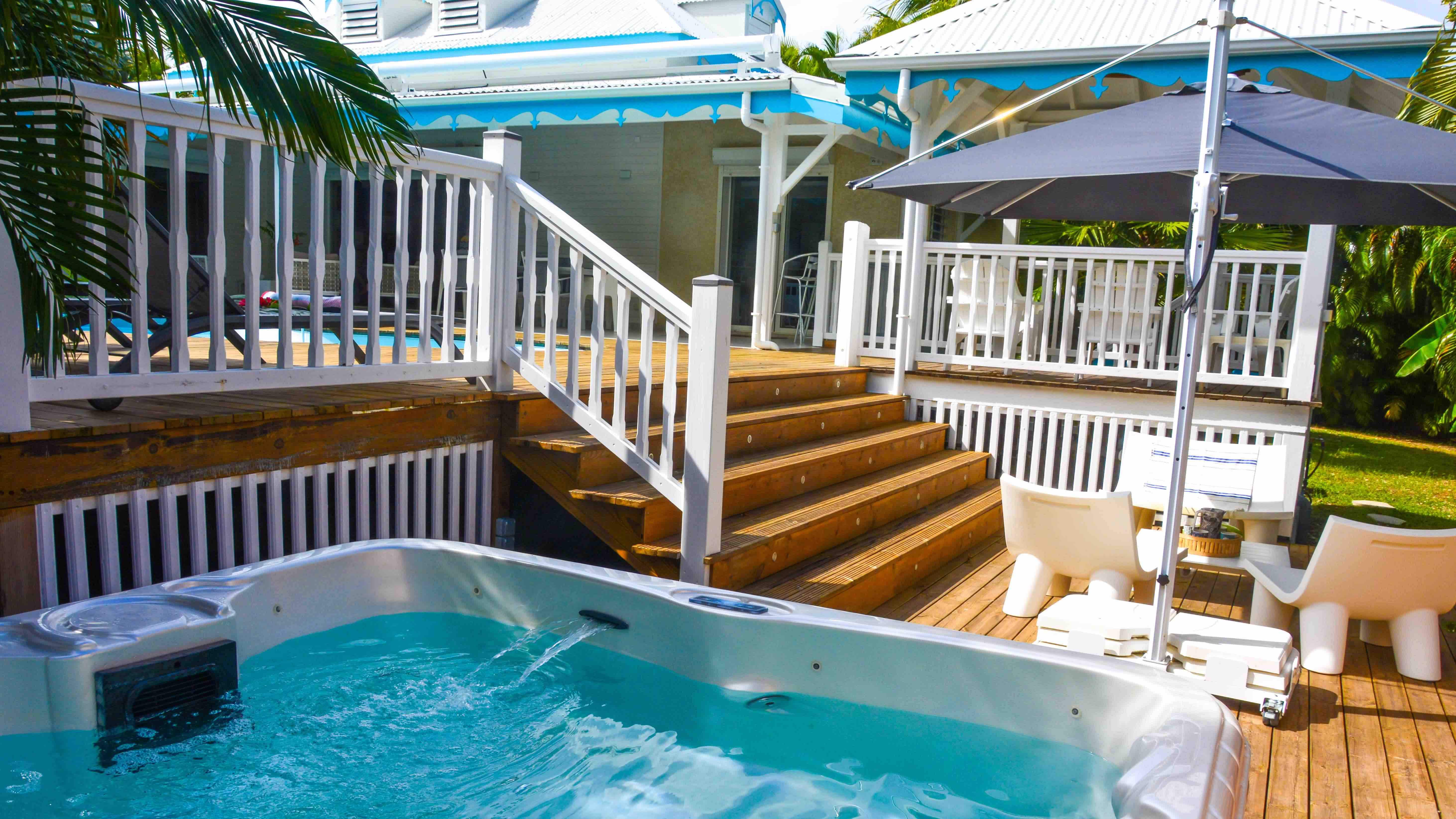 Piscine privée dans une villa à la location en Guadeloupe