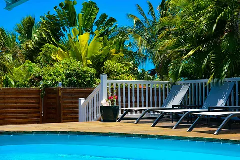 Très belle villa familiale disponible à la location pour vos vacances en Guadeloupe, totalement rénovée avec piscine privée et jacuzzi pour 8 personnes dans un jardin tropical située dans une résidence privée